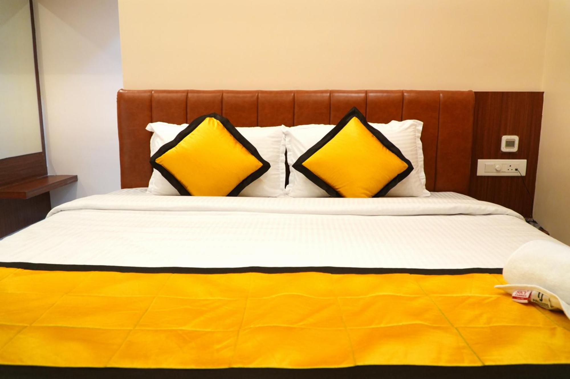 Uj Pallazzio - Business Class Luxury Hotel ติรุวันนามาลัย ภายนอก รูปภาพ
