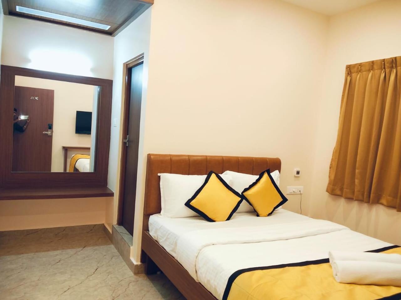 Uj Pallazzio - Business Class Luxury Hotel ติรุวันนามาลัย ภายนอก รูปภาพ