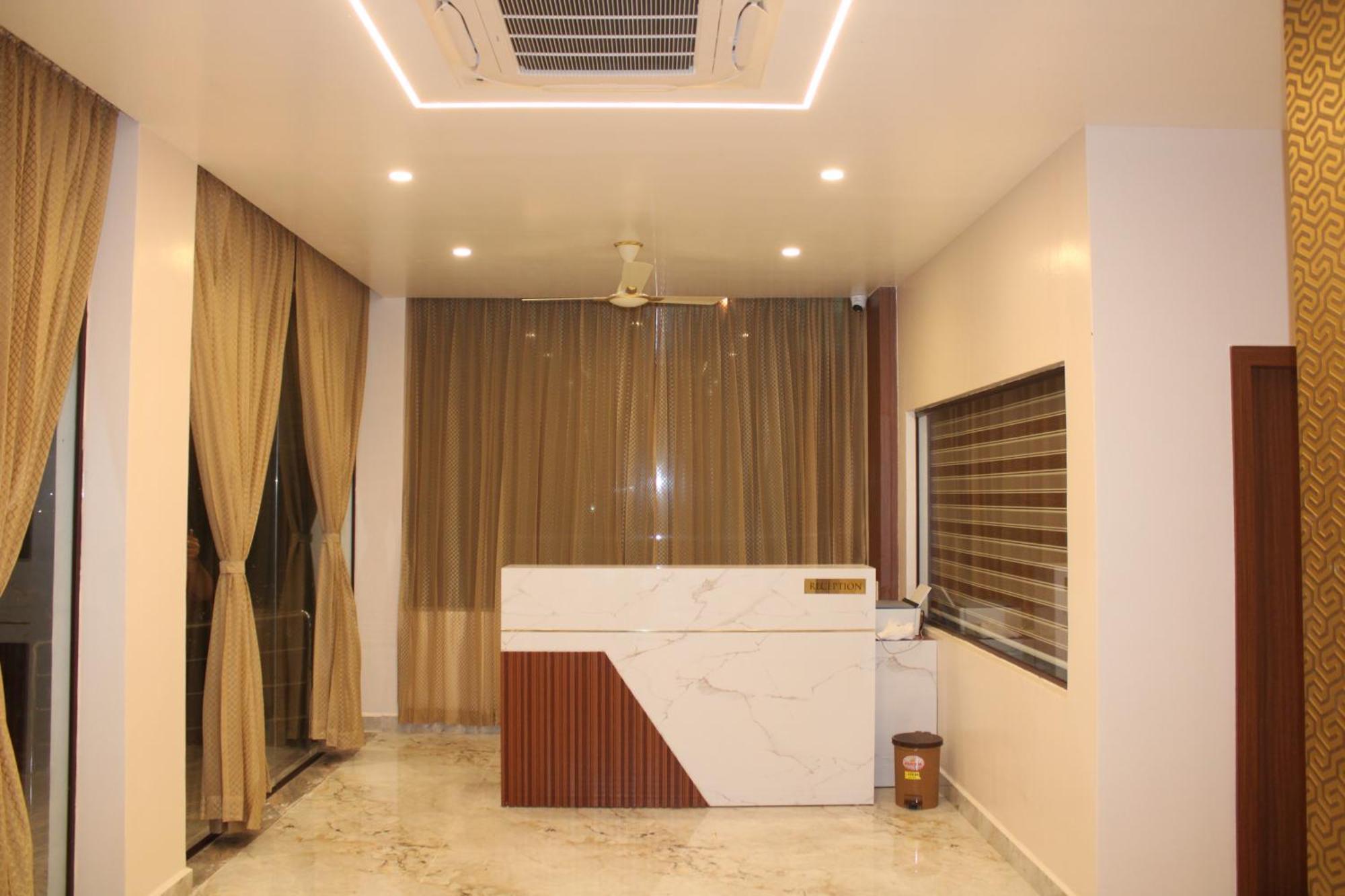 Uj Pallazzio - Business Class Luxury Hotel ติรุวันนามาลัย ภายนอก รูปภาพ
