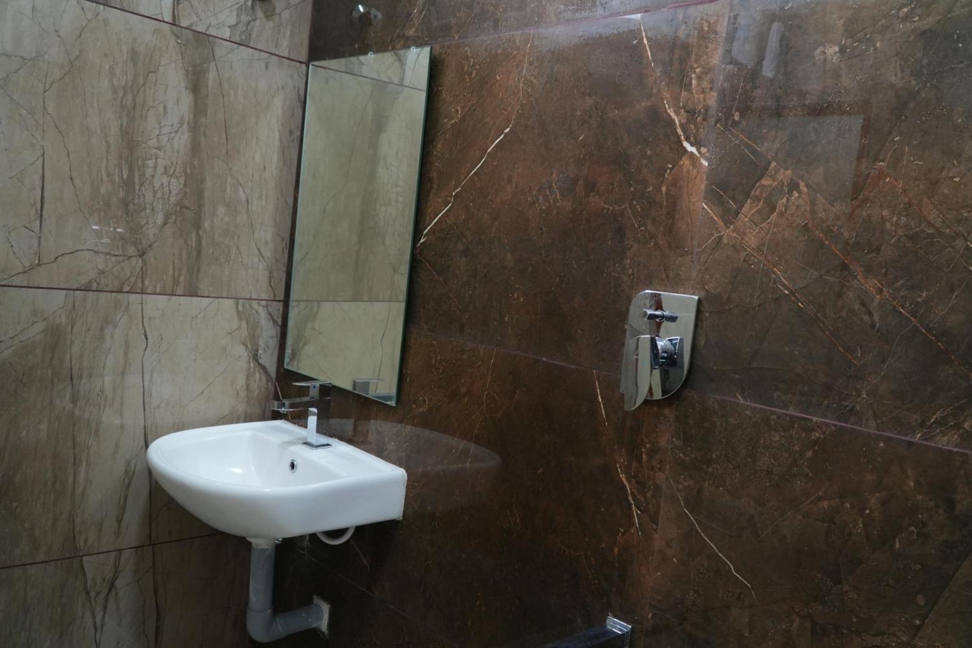 Uj Pallazzio - Business Class Luxury Hotel ติรุวันนามาลัย ภายนอก รูปภาพ