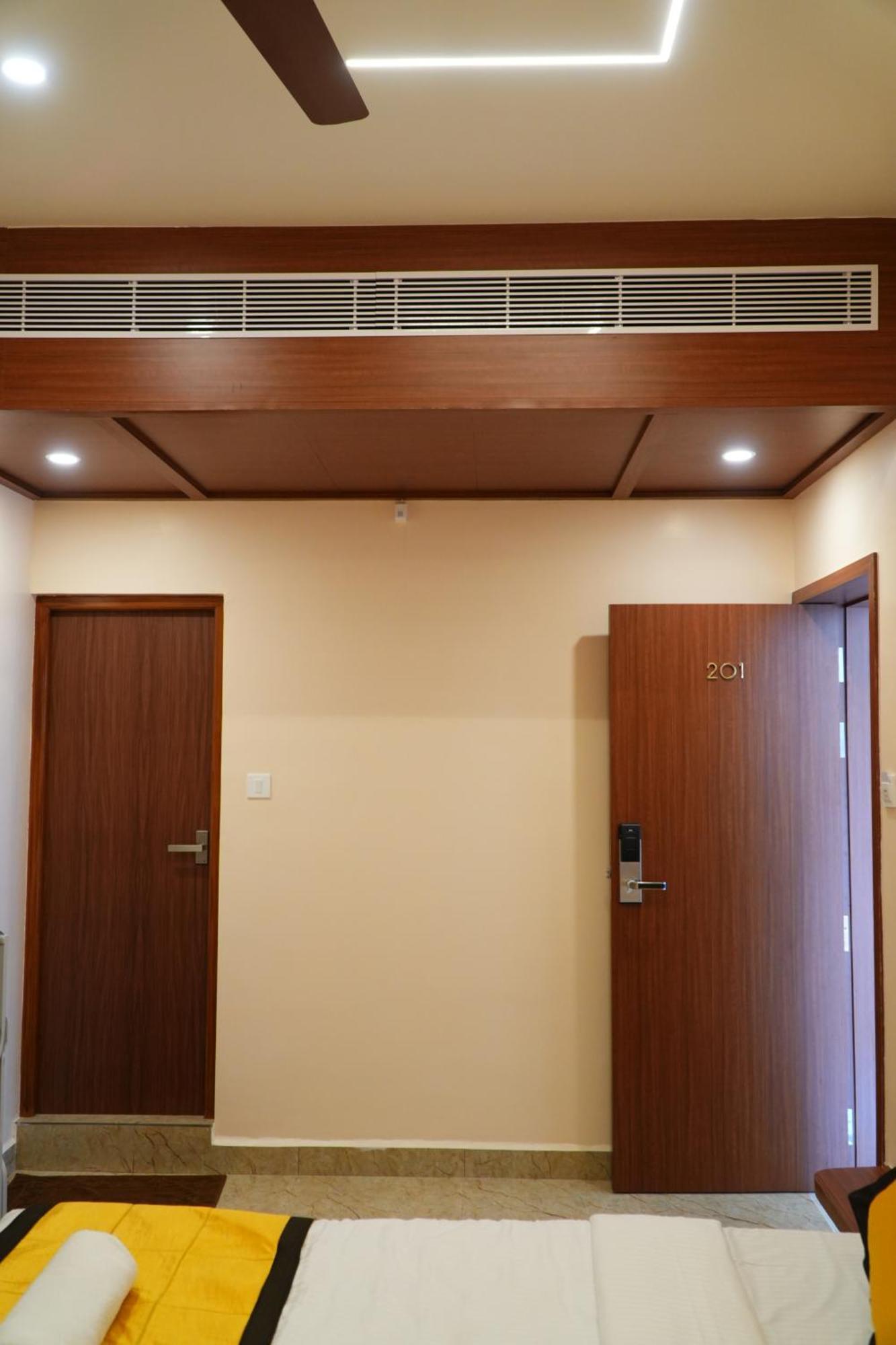 Uj Pallazzio - Business Class Luxury Hotel ติรุวันนามาลัย ภายนอก รูปภาพ