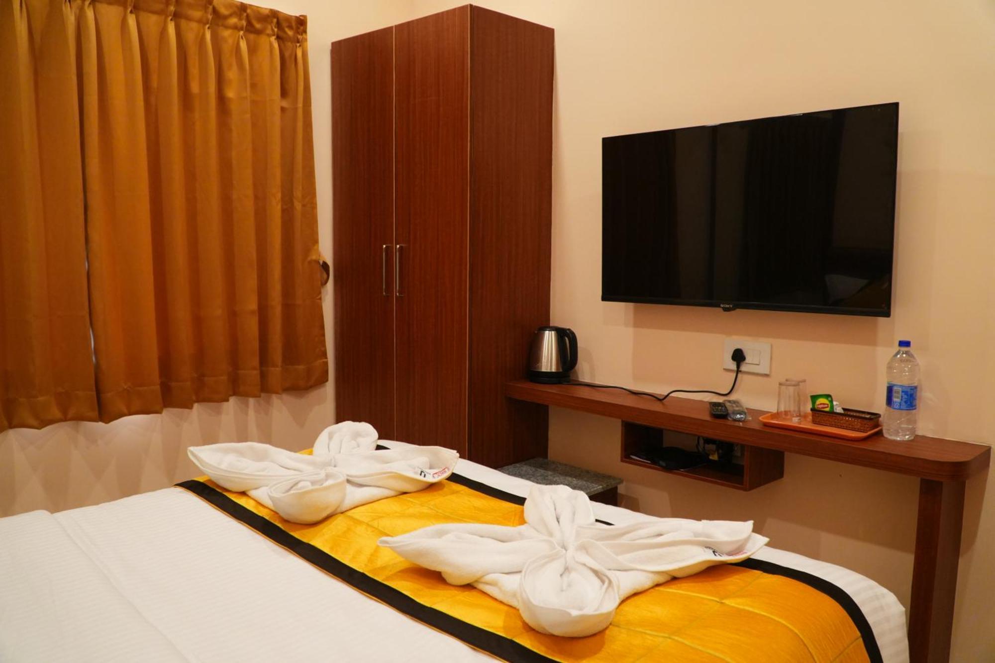 Uj Pallazzio - Business Class Luxury Hotel ติรุวันนามาลัย ภายนอก รูปภาพ