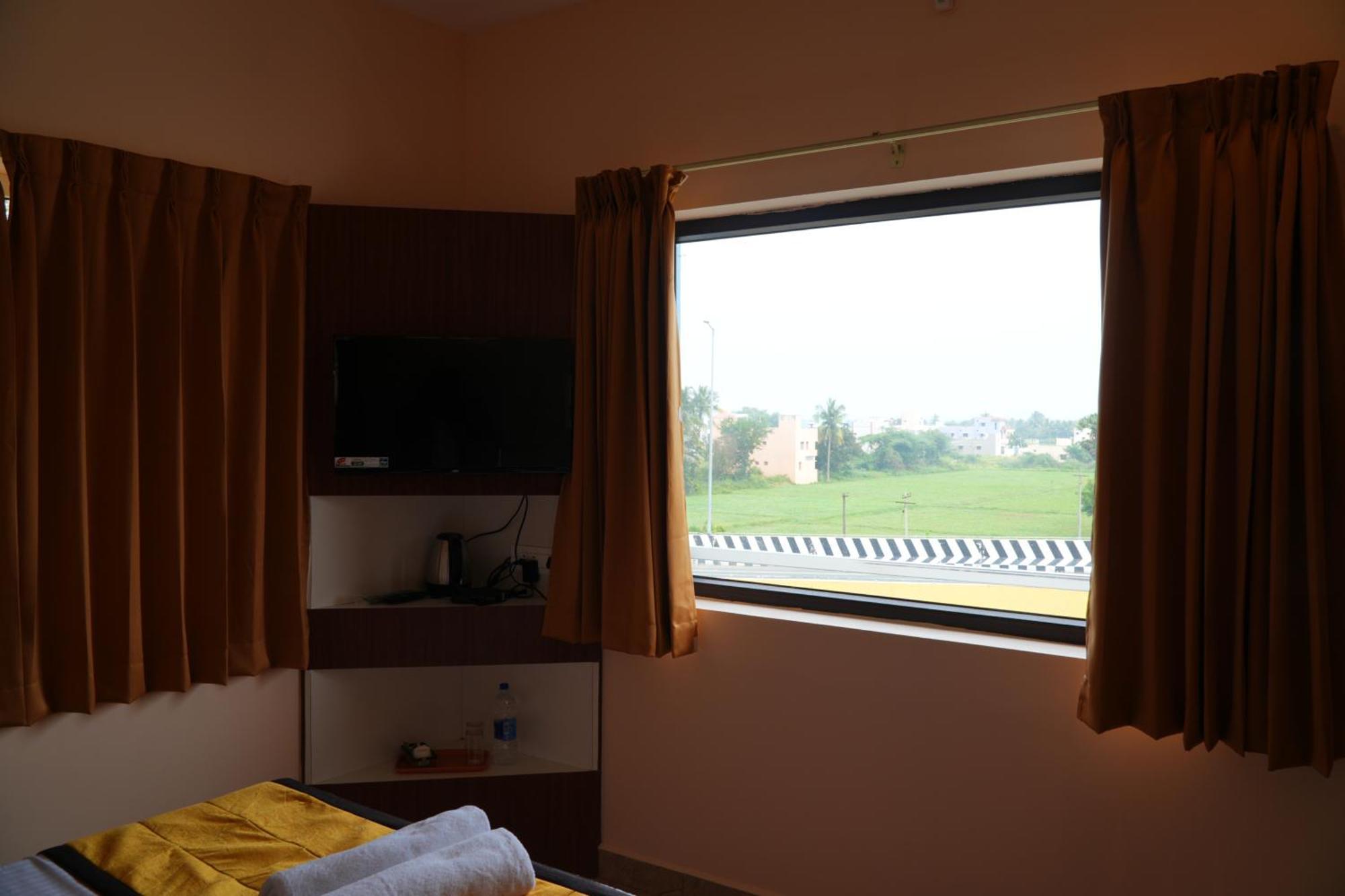 Uj Pallazzio - Business Class Luxury Hotel ติรุวันนามาลัย ภายนอก รูปภาพ
