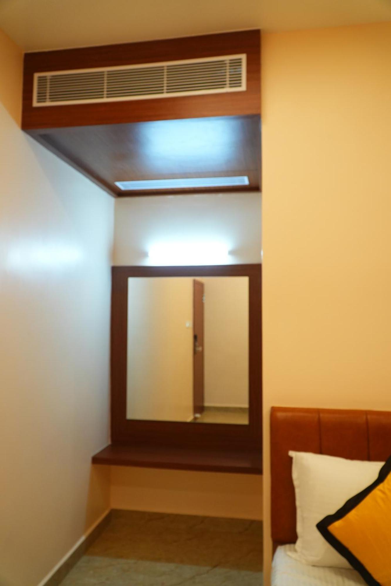 Uj Pallazzio - Business Class Luxury Hotel ติรุวันนามาลัย ภายนอก รูปภาพ