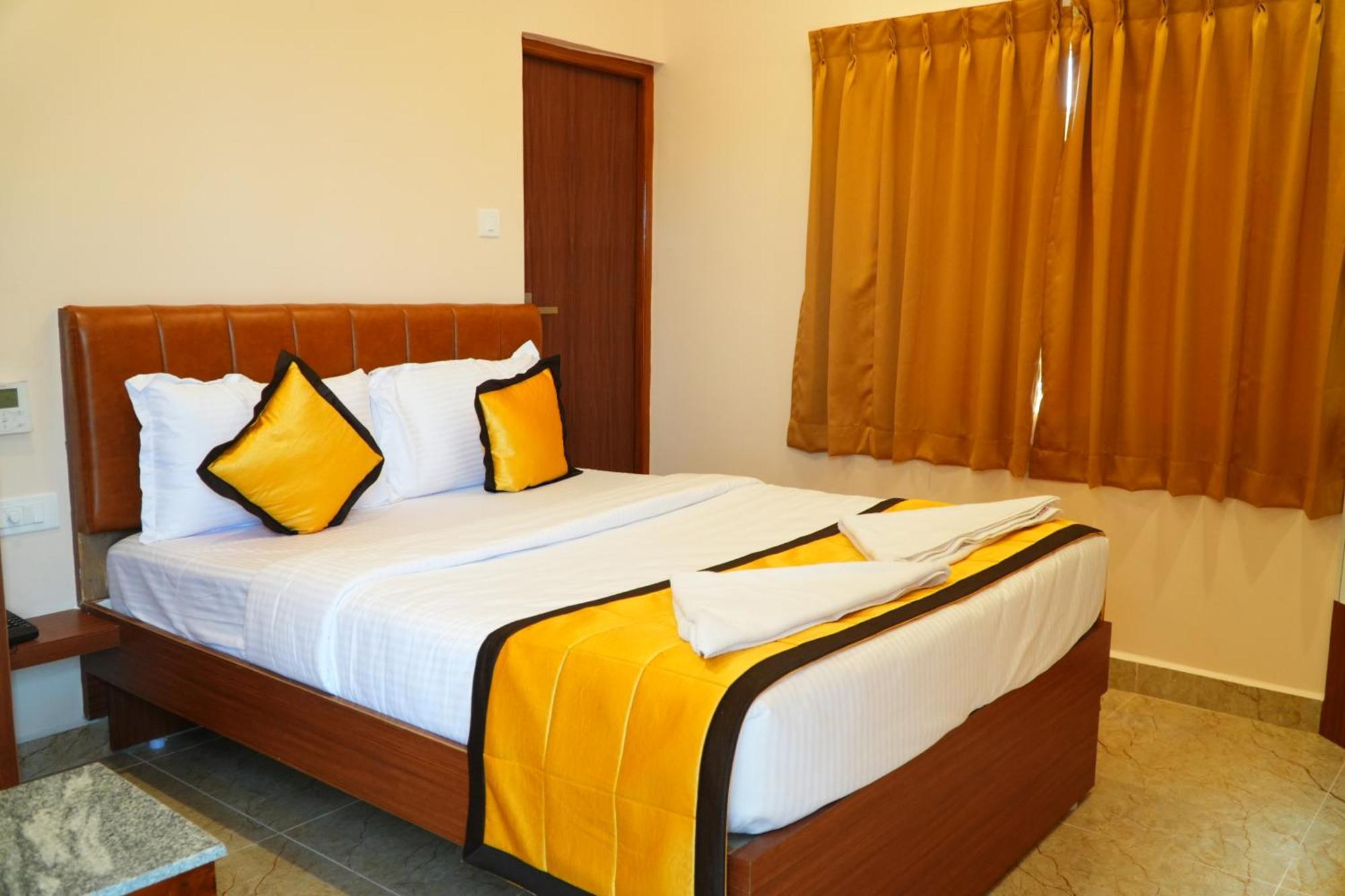 Uj Pallazzio - Business Class Luxury Hotel ติรุวันนามาลัย ภายนอก รูปภาพ