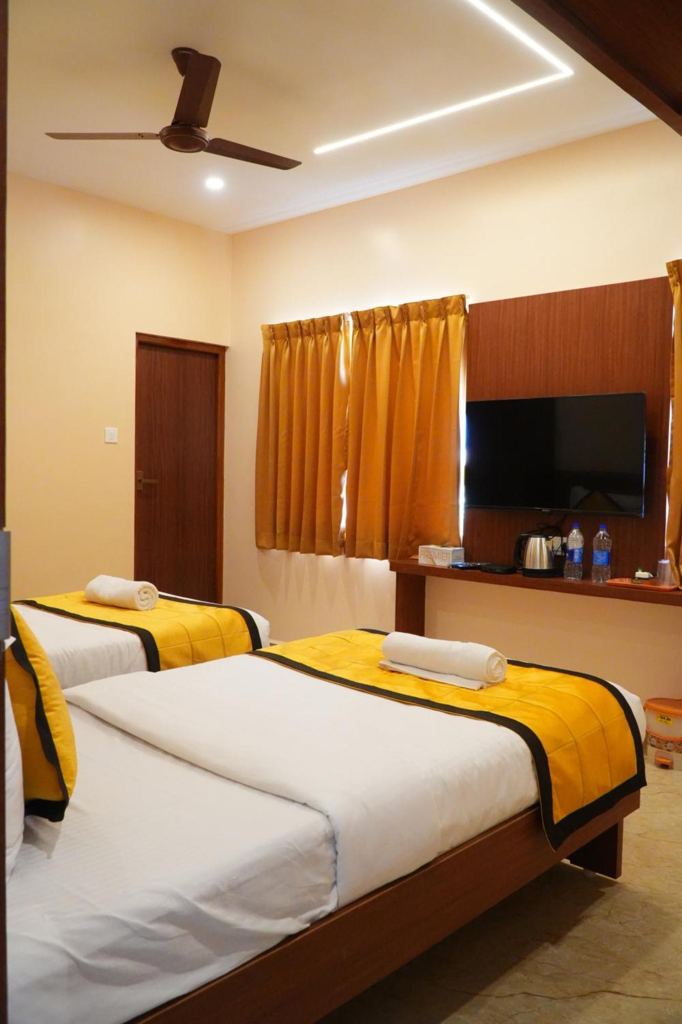 Uj Pallazzio - Business Class Luxury Hotel ติรุวันนามาลัย ภายนอก รูปภาพ