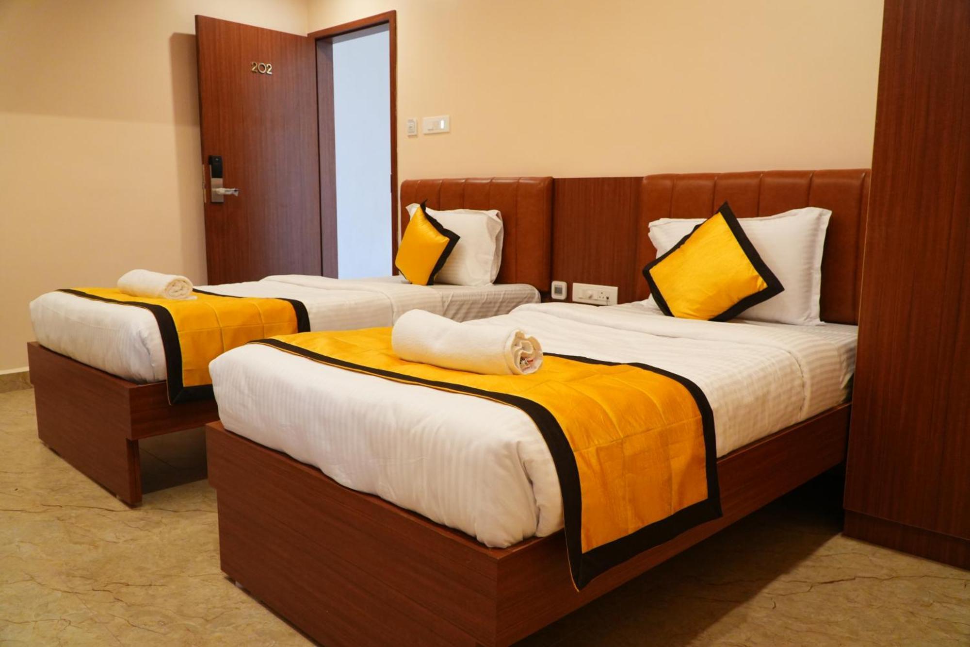 Uj Pallazzio - Business Class Luxury Hotel ติรุวันนามาลัย ภายนอก รูปภาพ